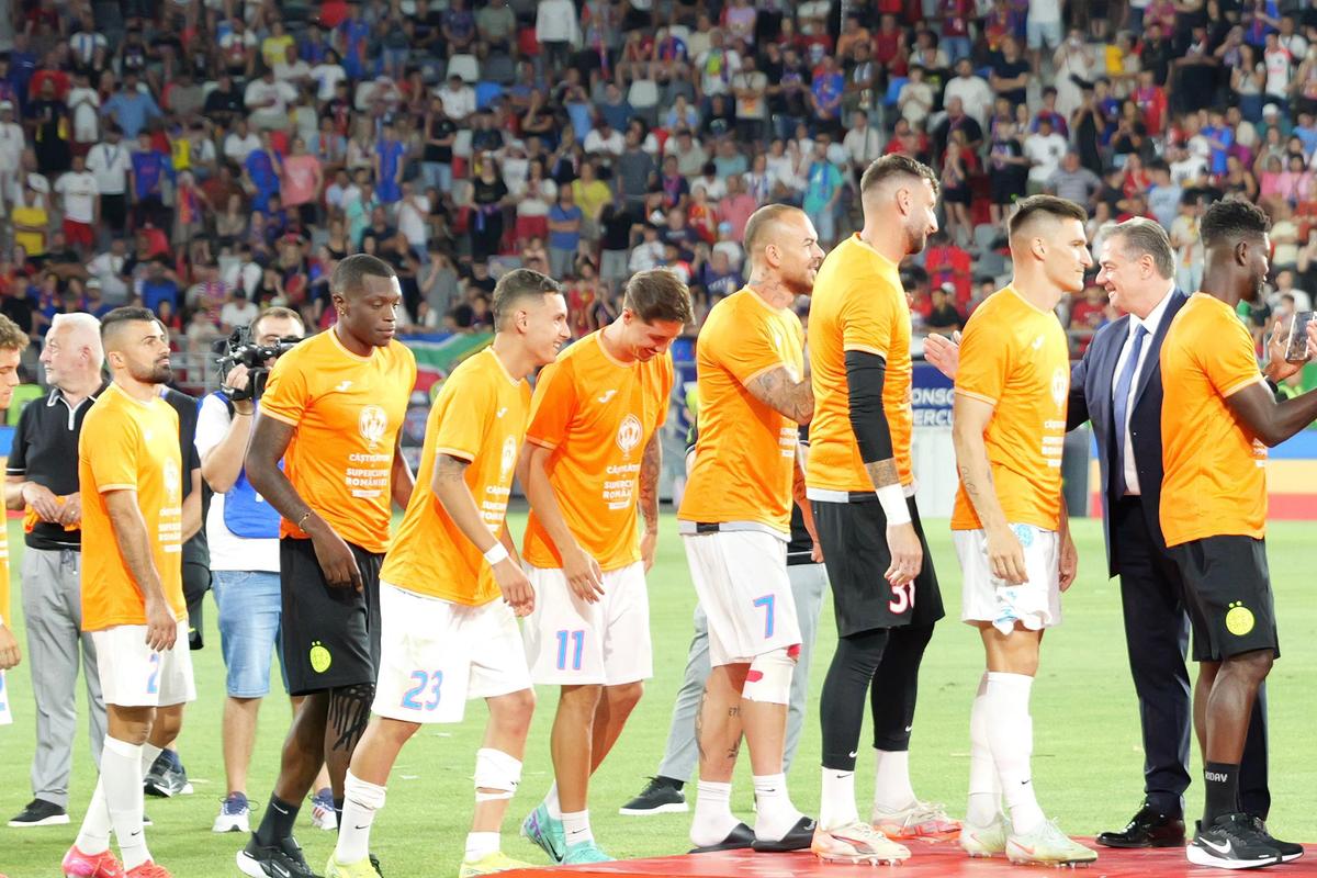 FCSB a primit trofeul Supercupei
