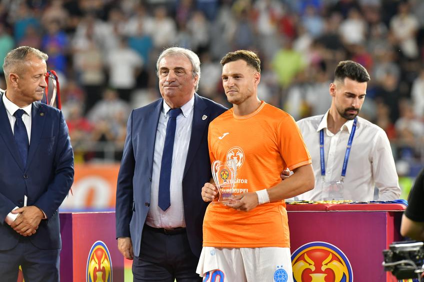 Dennis Politic și-a adjudecat primul trofeu al carierei alături de FCSB / FOTO: Cristi Preda