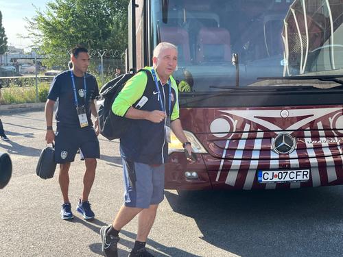 Dan Petrescu și Mario Camora au coborât printre primii din autocarul CFR-ului