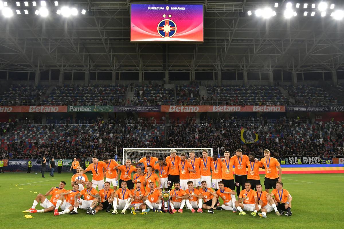 FCSB a primit trofeul Supercupei
