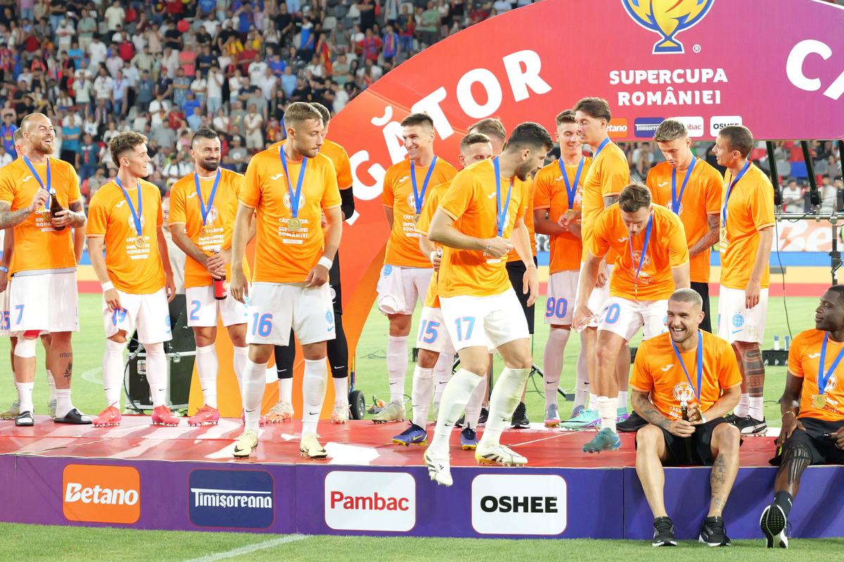 FCSB a primit trofeul Supercupei