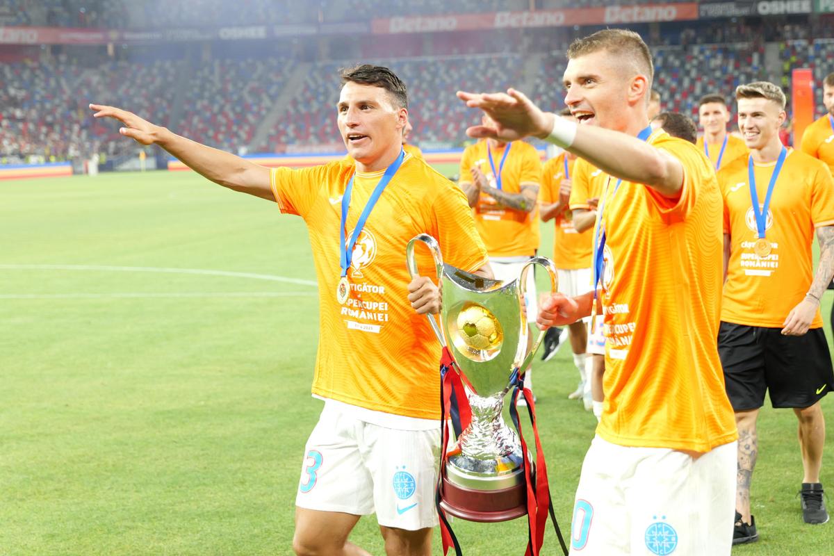 FCSB a primit trofeul Supercupei