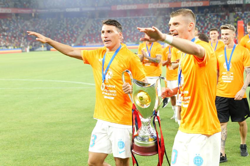 FCSB a primit trofeul Supercupei României, după 2-1 cu CFR Cluj. Foto: Cristi Preda & Andrei Furnigă (GSP.RO)