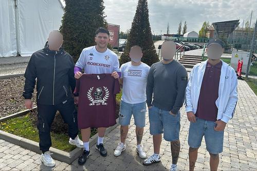 Legiunea Chitila 2010, oferindu-i un tricou personalizat lui Cristian Săpunaru la retragerea fotbalistului