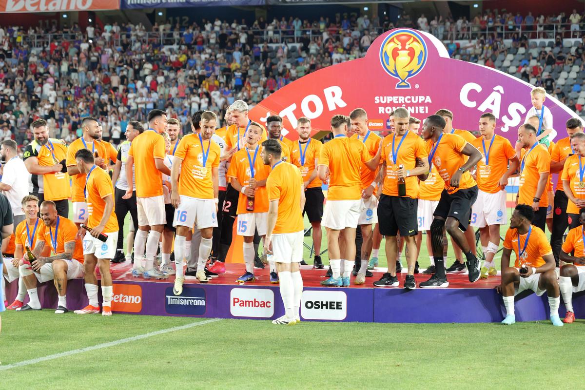 FCSB a primit trofeul Supercupei