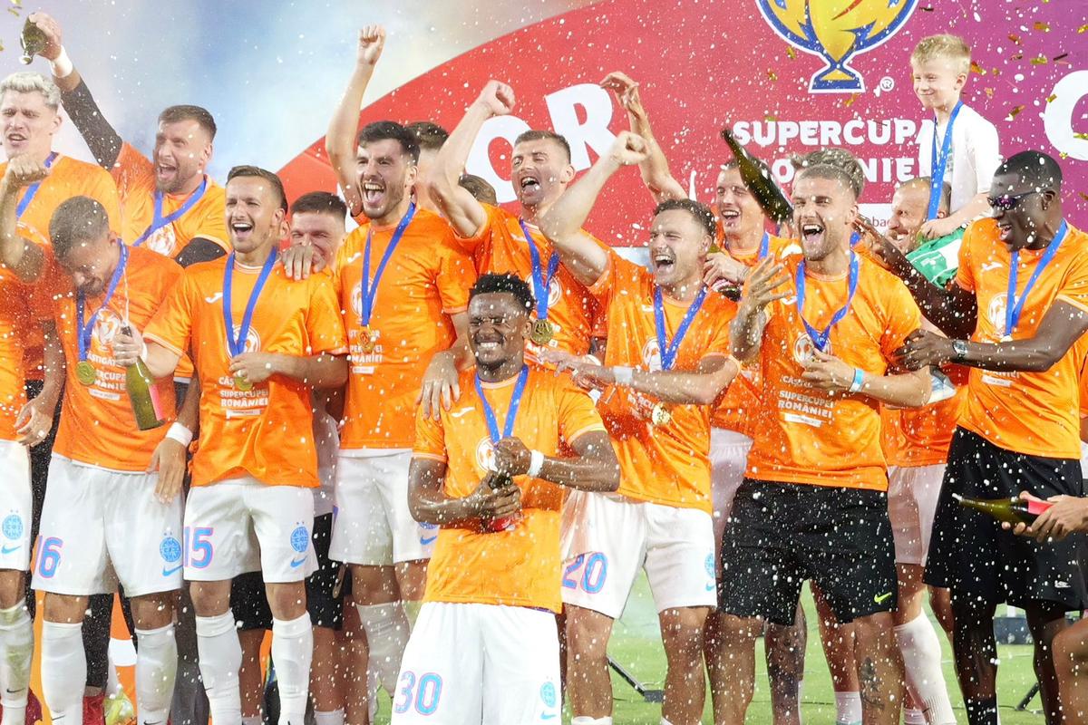 FCSB a primit trofeul Supercupei