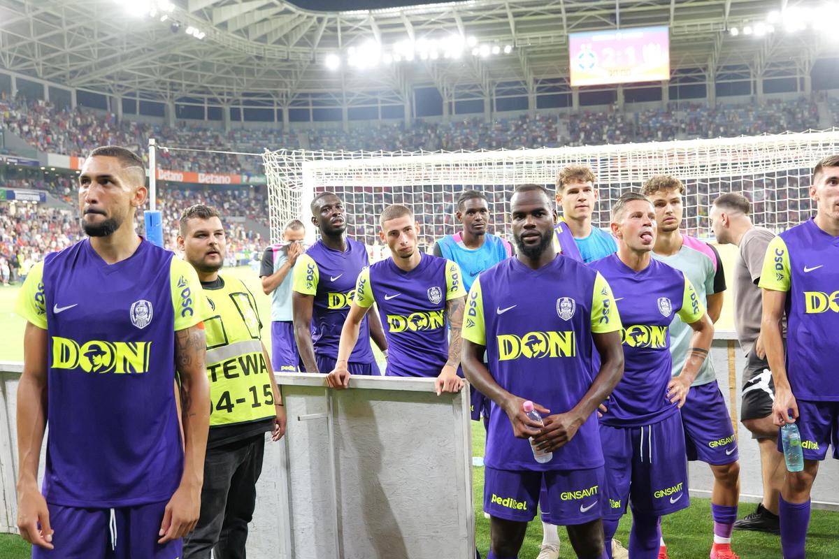 Top secret » Avem schemele pe care Dan Petrescu le-a pregătit pentru Supercupa cu FCSB și meciurile din Superliga: cum a vrut să dea lovitura