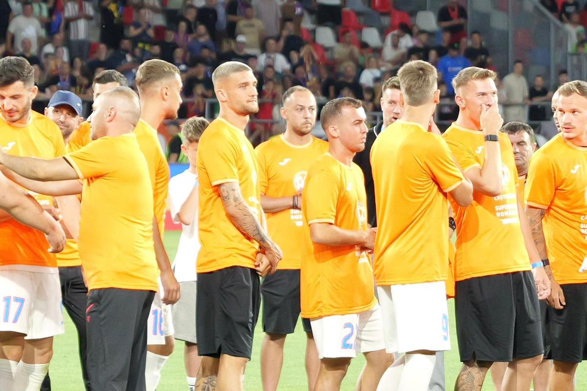 FCSB a primit trofeul Supercupei
