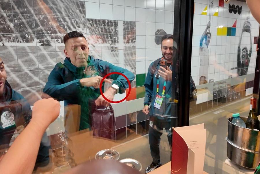 Un jucător mexican arată ceasul primit cadou / Foto: Instagram Mexicanii, obligați să returneze ceasuri de lux de 1 milion de dolari!