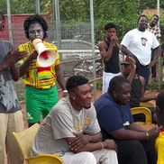 Zâmbitor, Kennedy Boateng se întreține cu ceilalți jucători prezenți. Foto: Instagram