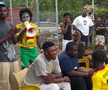 Zâmbitor, Kennedy Boateng se întreține cu ceilalți jucători prezenți. Foto: Instagram