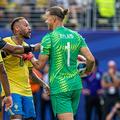 Ce și-au spus Neymar și Nyland la faza penalty-ului // foto: Imago