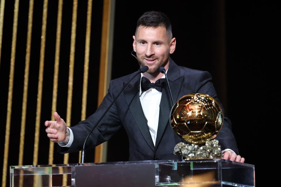 Balonul de Aur câștigat de Lionel Messi în 2023 // FOTO: Getty Images Ce șanse mai are Cristiano Ronaldo la Balonul de Aur? Verdictul dat de France Football