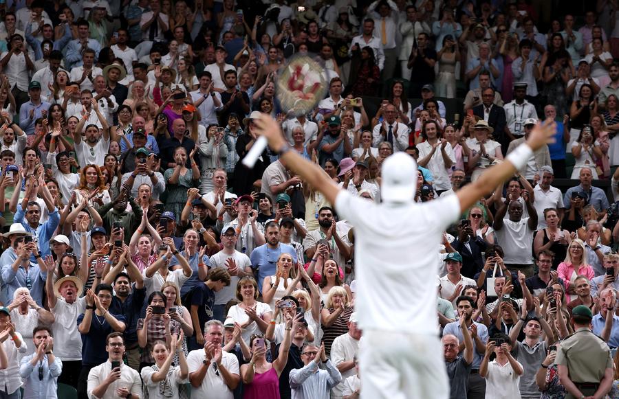 Grigor Dimitrov salutând publicul la Wimbledon FOTO Guliver/GettyImages Grigor Dimitrov, din nou în optimile de finală la Wimbledon, fază în care anul trecut s-a accidentat grav: „Joc din dragoste pentru tenis”