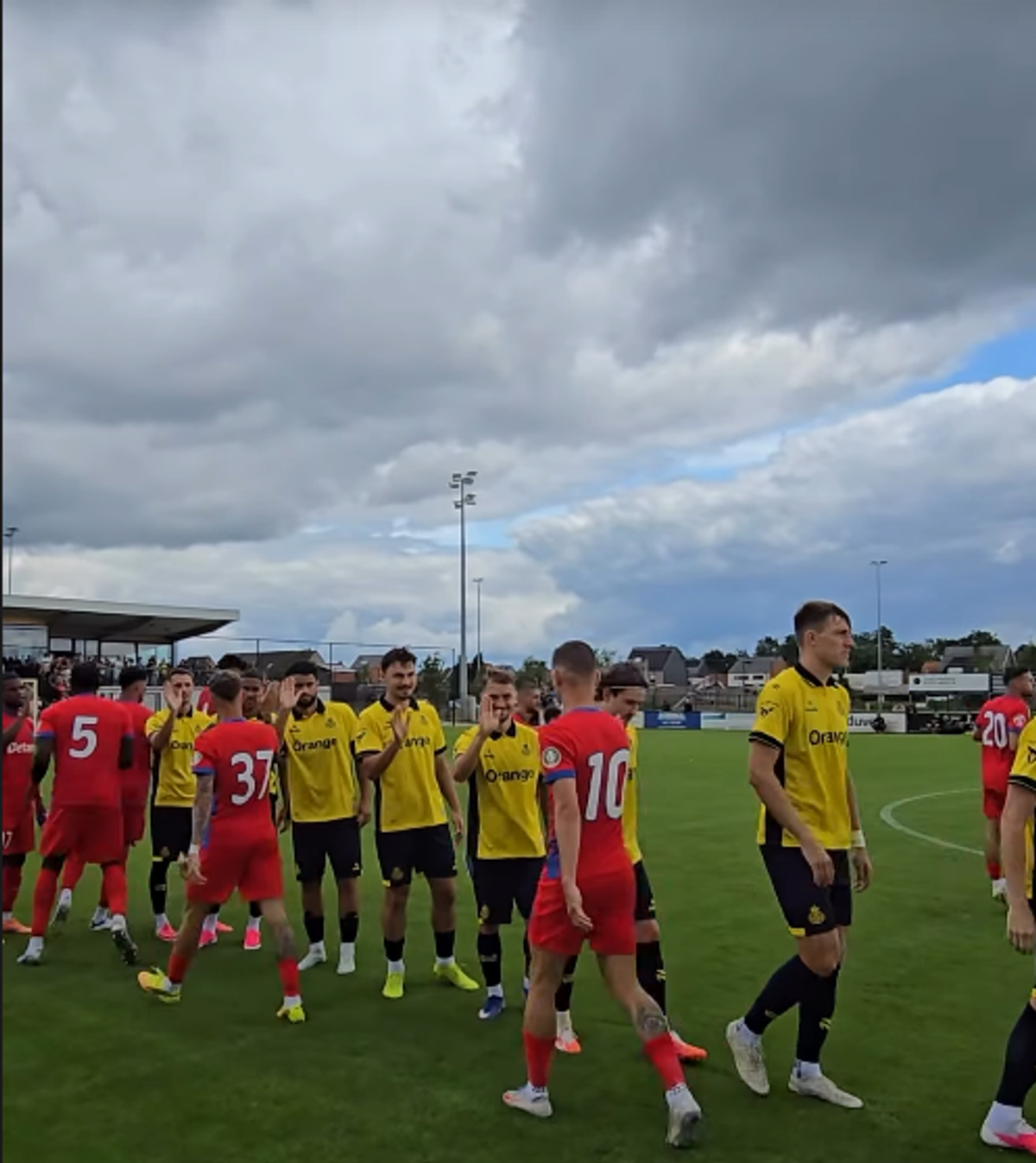 Imagini tari: fanii celor de la FCSB au dat năvală la amicalul din Belgia » „București, Steaua București!” + Moment special pentru Darius Olaru
