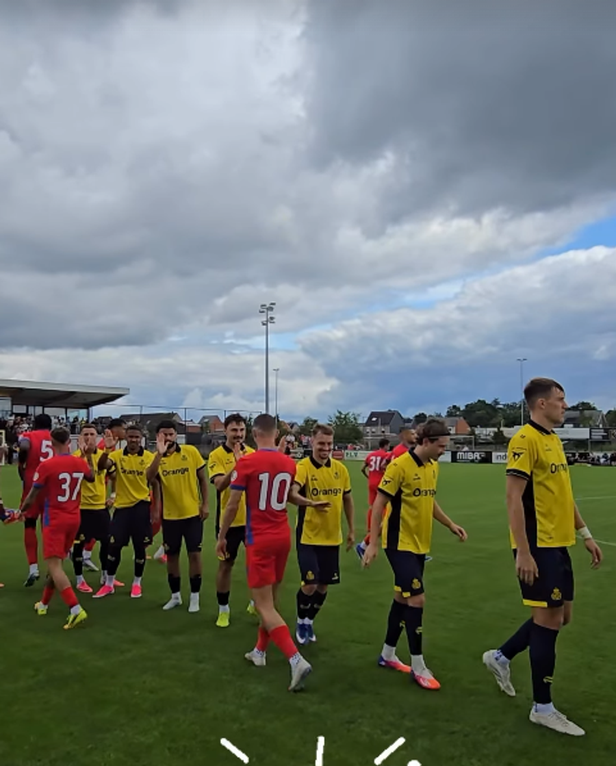 Darius Olaru, împotriva FCSB // Capturi foto: Instagram @FCSB Imagini tari: fanii celor de la FCSB au dat năvală la amicalul din Belgia » „București, Steaua București!” + Moment special pentru Darius Olaru