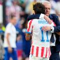 Gustavo Alfaro îl consolează pe Mauricio după fluierul final / Foto: Imago