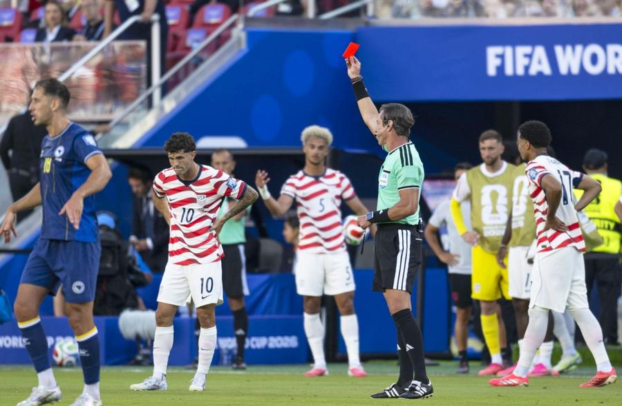 Roșul văzut de Balogun în fața Bosniei / FOTO: imago O ziaristă americană a dat un autogol Mondial » Fanii au ironizat-o: „După logica ta, ei au înfruntat 50 de state!”