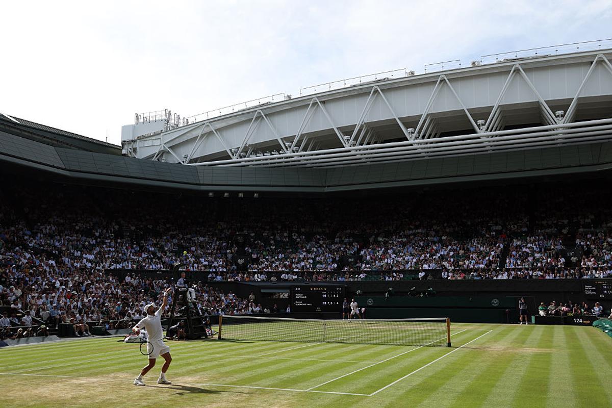 Novak Djokovic s-a calificat în sferturi la Wimbledon și i-a mai luat un record lui Roger Federer