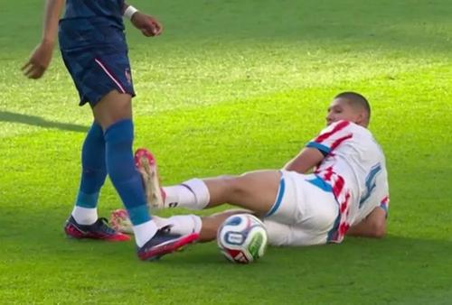 Pentru un astfel de fault, la Kylian Mbappe, Caceres a scăpat nepedepsit
