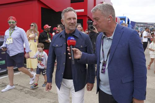 Înainte de Marele Premiu al Marii Britanii, Christian Horner a intrat pe porțile circuitului Silverstone și toată lumea a vrut să imortalizeze revenirea fostului șef de echipă de la Red Bull Racing./ FOTO Imago Images