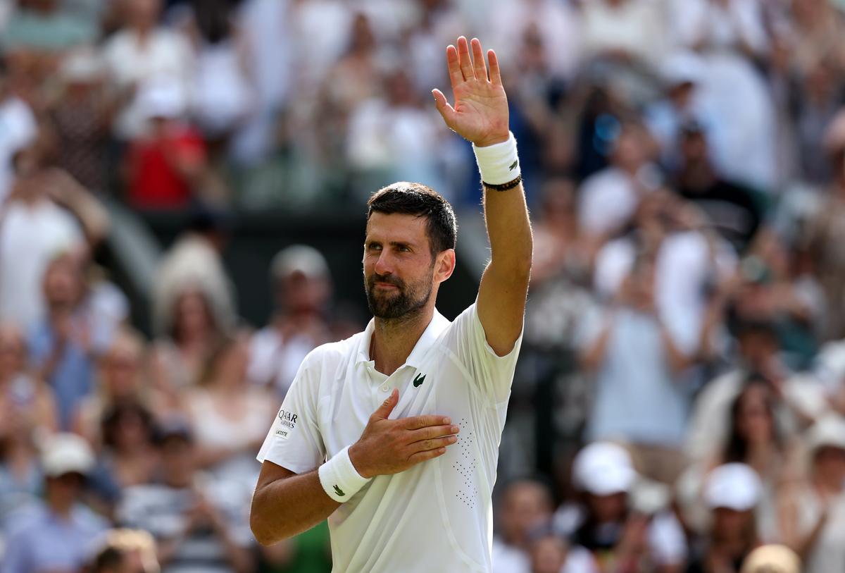 Novak Djokovic s-a calificat în sferturi la Wimbledon și i-a mai luat un record lui Roger Federer