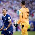 Momentul în care Kylian Mbappe refuză să dea mână cu Orlando Gill // FOTO Imago Images