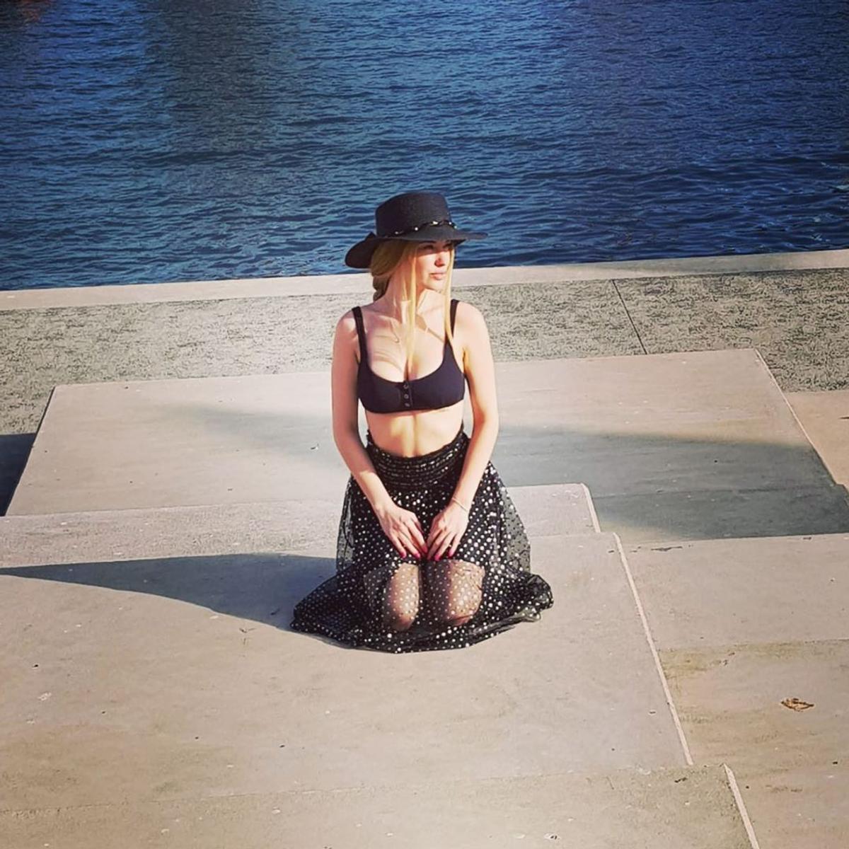FOTO Seducătoare în bătaia razelor soarelui! Cu ea își face vacanța proaspătul campion