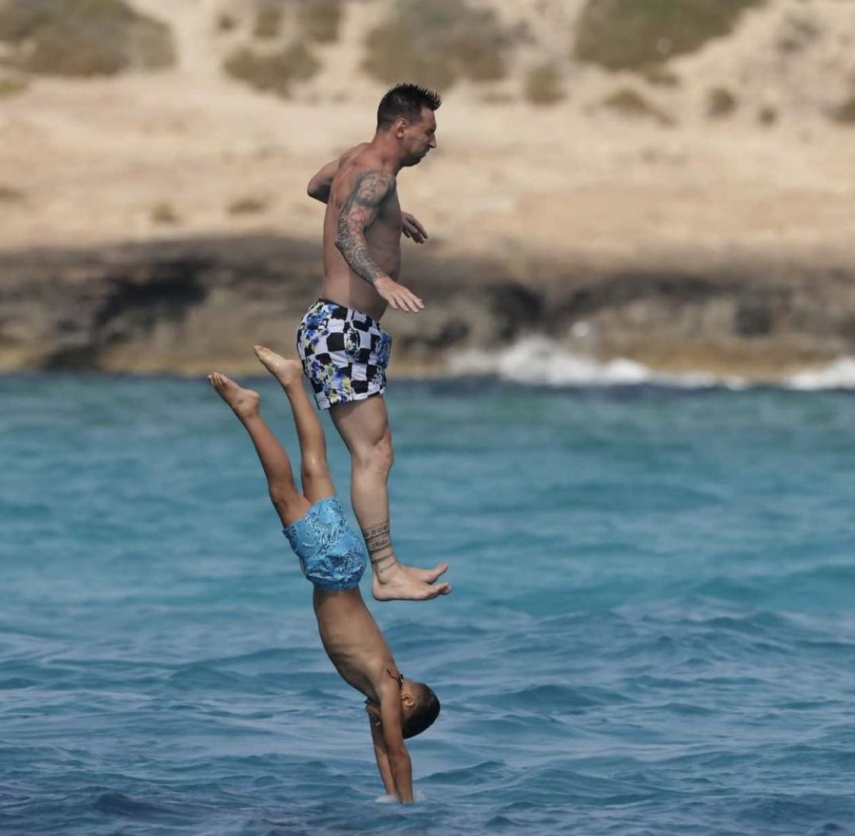Leo Messi, show în Ibiza alături de Suarez » Imagini spectaculoase de pe iaht