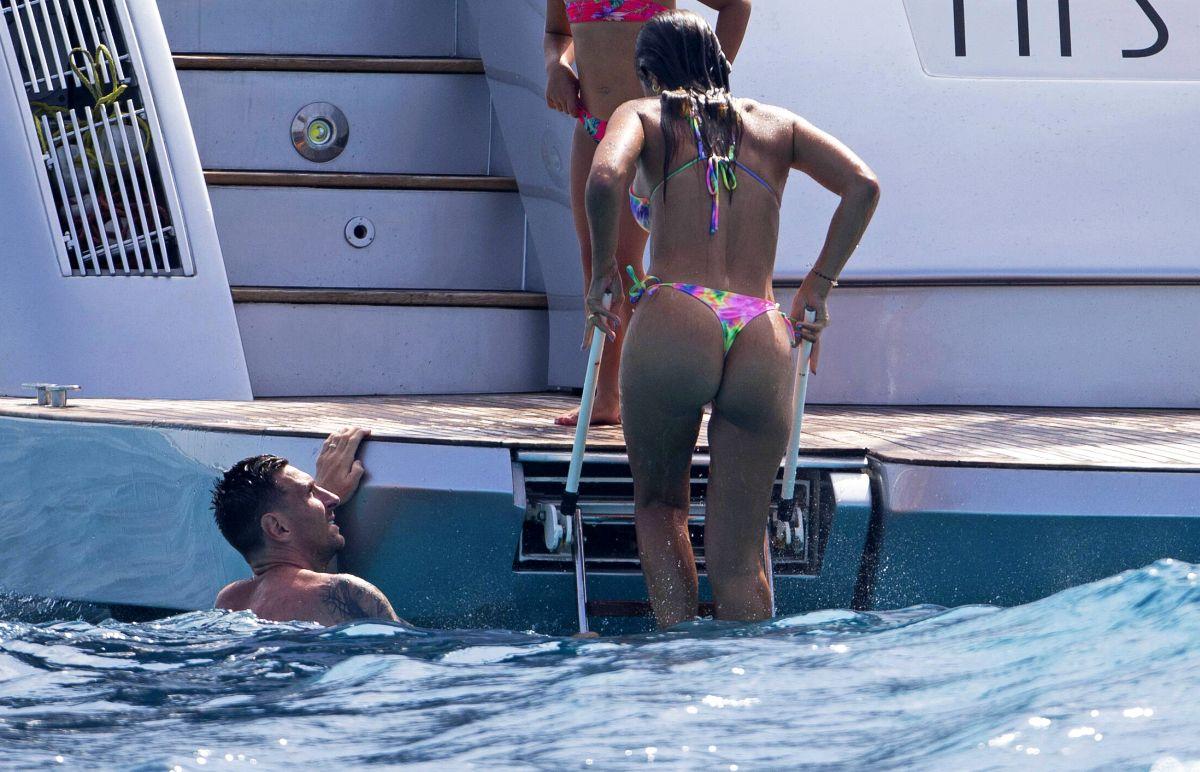 Leo Messi, show în Ibiza alături de Suarez » Imagini spectaculoase de pe iaht