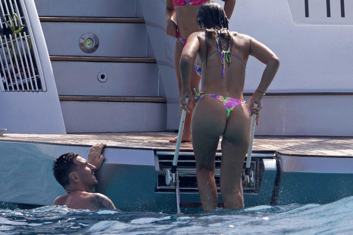 Leo Messi, show în Ibiza alături de Suarez » Imagini spectaculoase de pe iaht