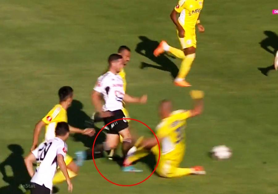 FOTO: Captură @Orange Sport 1 Greșeală majoră de arbitraj și cu VAR în U Cluj - Petrolul » Ion Crăciunescu: „Priviți ce e acolo!”