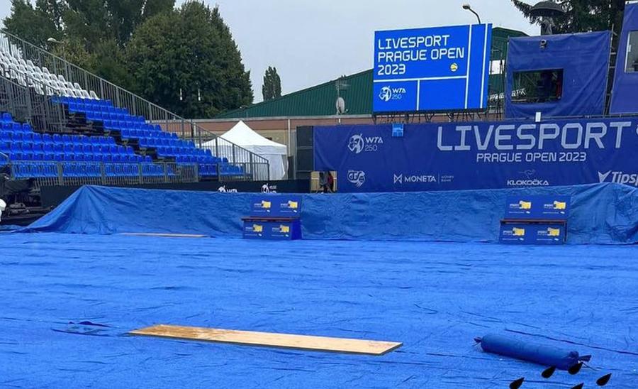 Terenul era acoperit de prelate în jurul orei 12:00 / Sursă foto: Facebook@ Livesport Prague Open Duelul Jaqueline Cristian - Nao Hibino s-a terminat a treia zi după ce a început » Românca a fost eliminată în semifinale la Praga