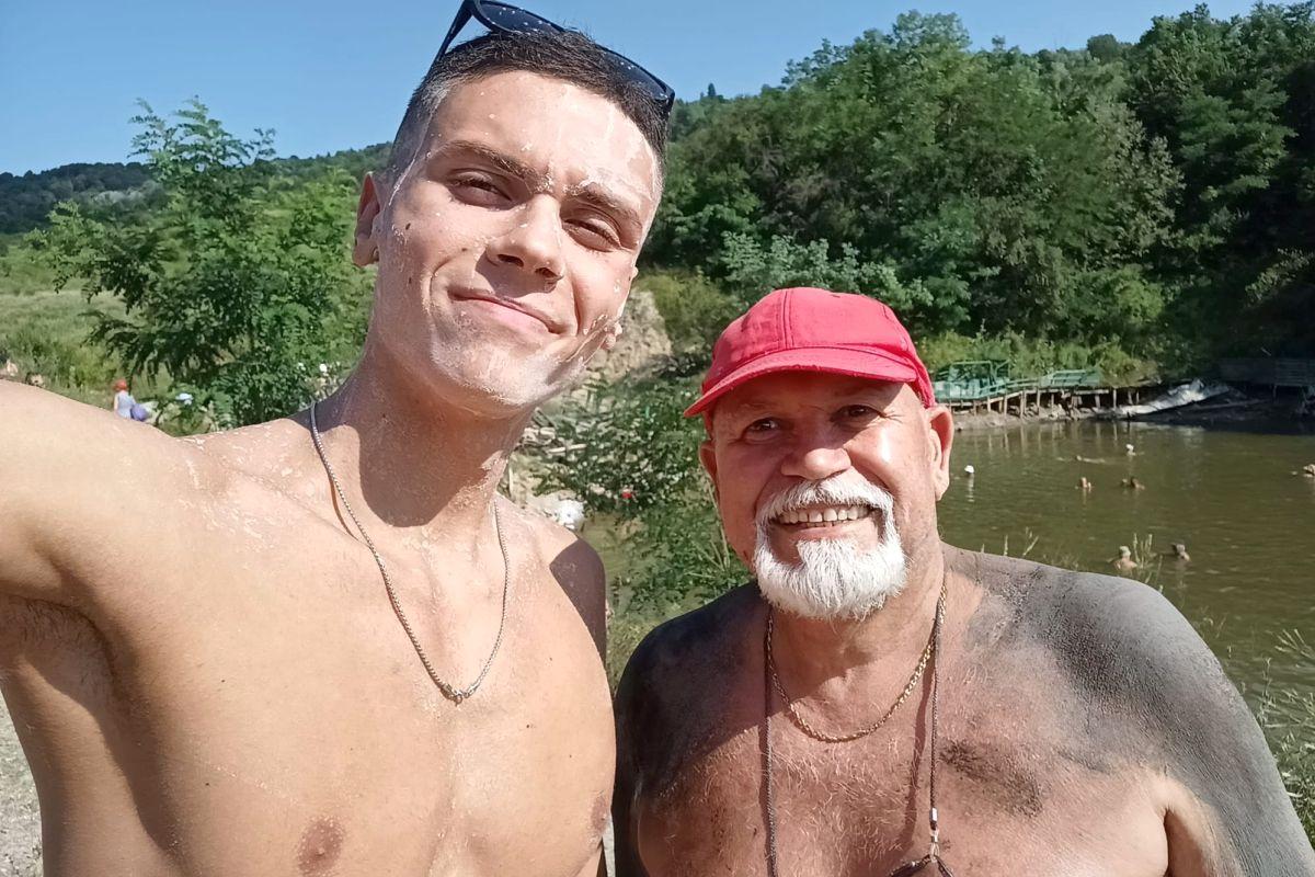 David Popovici i s-a destăinuit lui Micutzu: „Un membru al familiei se confruntă cu dependența de droguri și jocuri de noroc” + Drumul de la copilul agresat de antrenoare la campionul olimpic