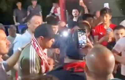 A fost întâmpinat ca un erou de suporteri, dar transferul a picat în ultima clipă: „Este inacceptabil ce ne-a cerut”