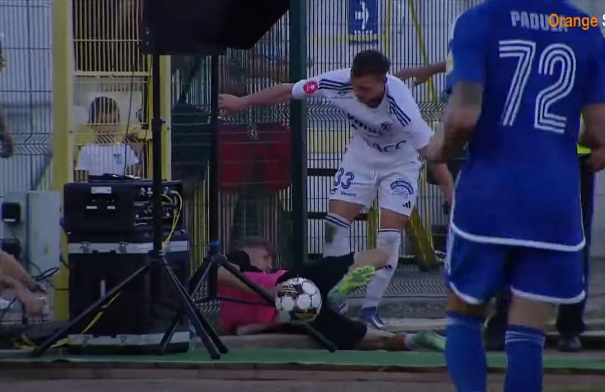 Copil de mingi accidentat la FC Botoșani - FCU Craiova / FOTO: Capturi TV @Orange Sport 1