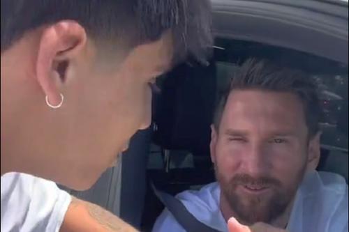Lionel Messi (36 de ani), extrema dreapta a formației americane Inter Miami, i-a îndeplinit dorința unui fan care îl aștepta pe acesta la un semafor.