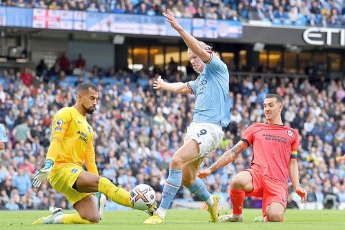 Robert Sanchez, în stânga, într-un duel cu Manchester City // foto: Guliver/gettyimages