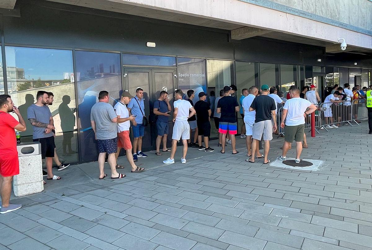 În Ghencea era coadă la bilete înaintea deschiderii caselor » Imagini de la reporterii GSP