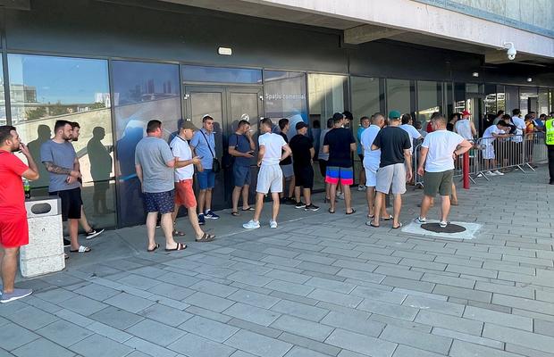 În Ghencea era coadă la bilete înaintea deschiderii caselor » Imagini de la reporterii GSP