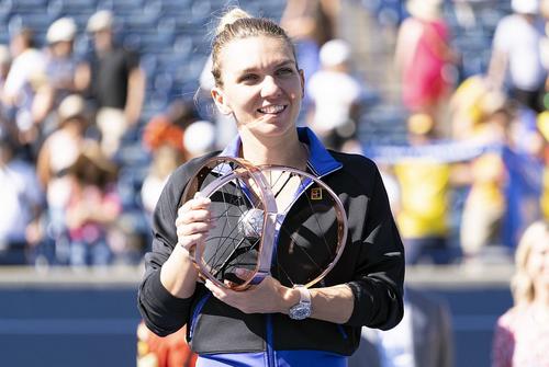 Simona Halep, alături de trofeul cucerit la Toronto // foto: Imago Images