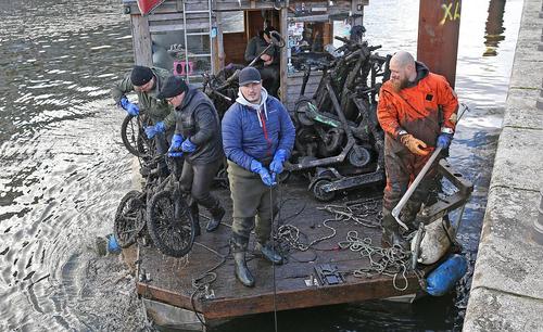 Muncitori care curățau Sena în februarie, foto: Imago