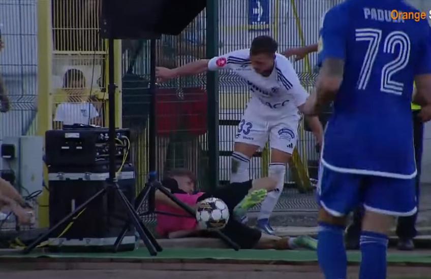 Copil de mingi accidentat la FC Botoșani - FCU Craiova / FOTO: Capturi TV @Orange Sport 1