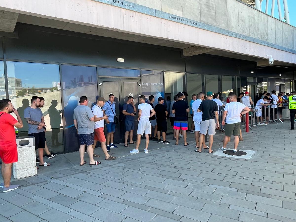 Coadă în Ghencea înaintea deschiderii caselor de bilete pentru FCSB - CFR Cluj