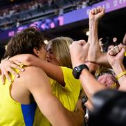 Armand Duplantis, record mondial la săritura cu prăjina la JO 2024, și iubita Desire Inglander Foto: Imago
