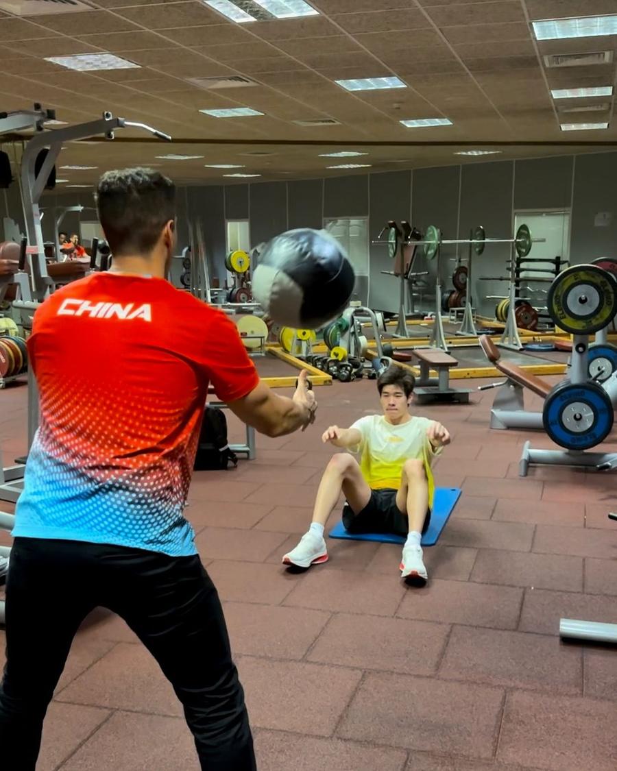 Nuno Pina și Pan Zhanle la lucru în sală. Sursa: Instagram Omul-cheie al înotătorului Pan Zhanle a rupt tăcerea pentru GSP despre acuzele de doping și secretele „monstrului” din bazin