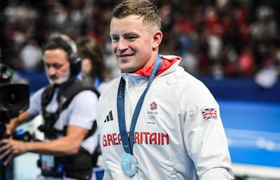 Inspirat de propria poveste, un campion olimpic britanic vrea să-i ajute pe tinerii care fac sport și sunt la limita sărăciei » S-a întâlnit cu David Popovici la București