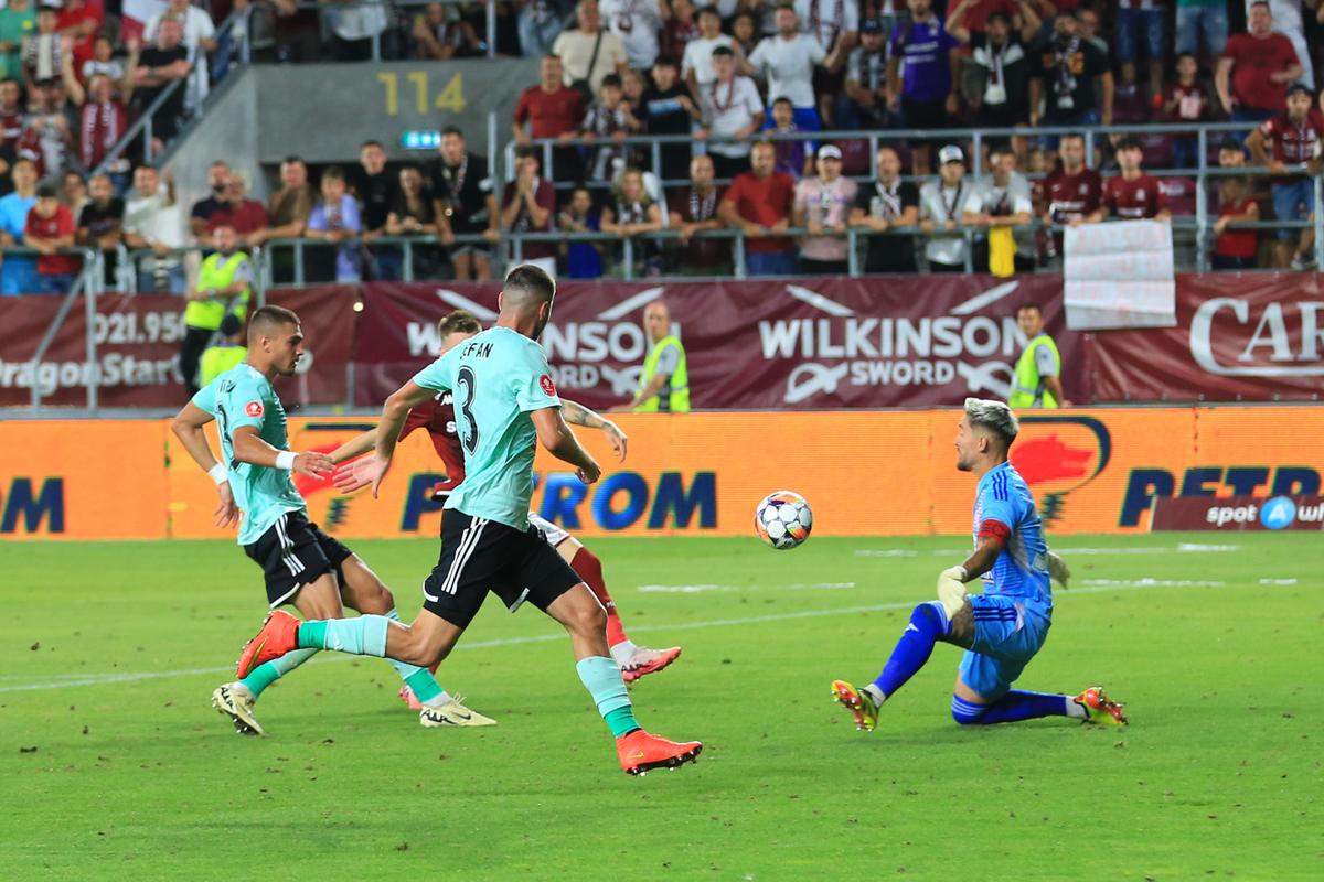 Brambureală totală cu sistemul britanic: noul Rapid a uitat să joace fotbal! Sepsi a dat tonul în Giulești, iar fanii i-au cerut demisia lui Lennon