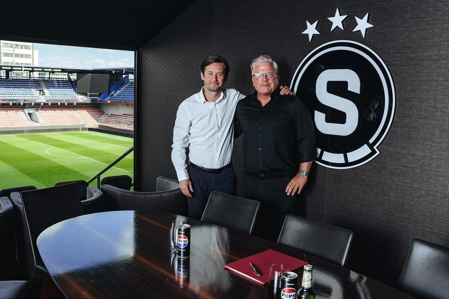 Lars Friis și Tomas Rosicky la învestirea în funcția de antrenor principal. Foto: Sparta Praga Portretul lui Lars Friis, antrenorul Spartei Praga » Cine e „The main guy”, danezul care crede în dezvoltarea întregii ființe umane prin fotbal