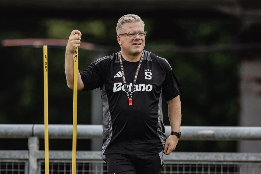 Lars Friis (48 de ani) a fost instalat principal la Sparta Praga în iulie 2024, după plecarea lui Brian Priske la Feyenoord. Foto: Sparta Praga Probleme pentru Sparta Praga înaintea returului cu FCSB: „Sunt îngrijorat din acest punct de vedere”